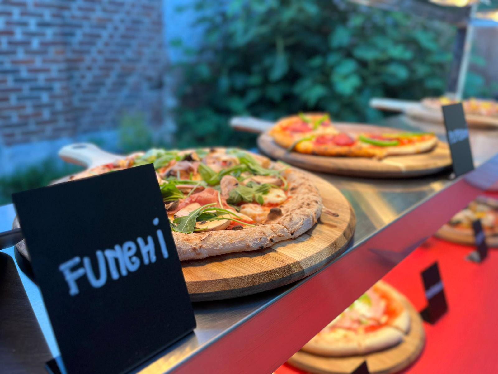 Pizza klaar om te serveren